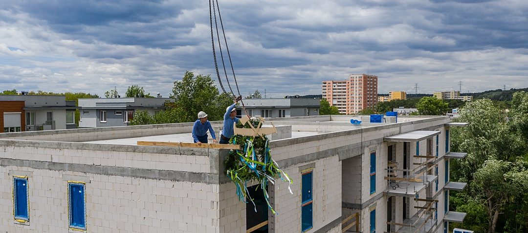 Uroczystość zawieszenia wiechy na Osiedlu Uniwersyteckim